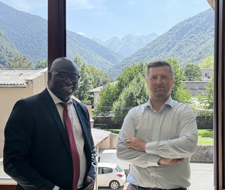 Médias Aboubacar Traoré aux Hôpitaux de Luchon avec vue sur les Pyrénées