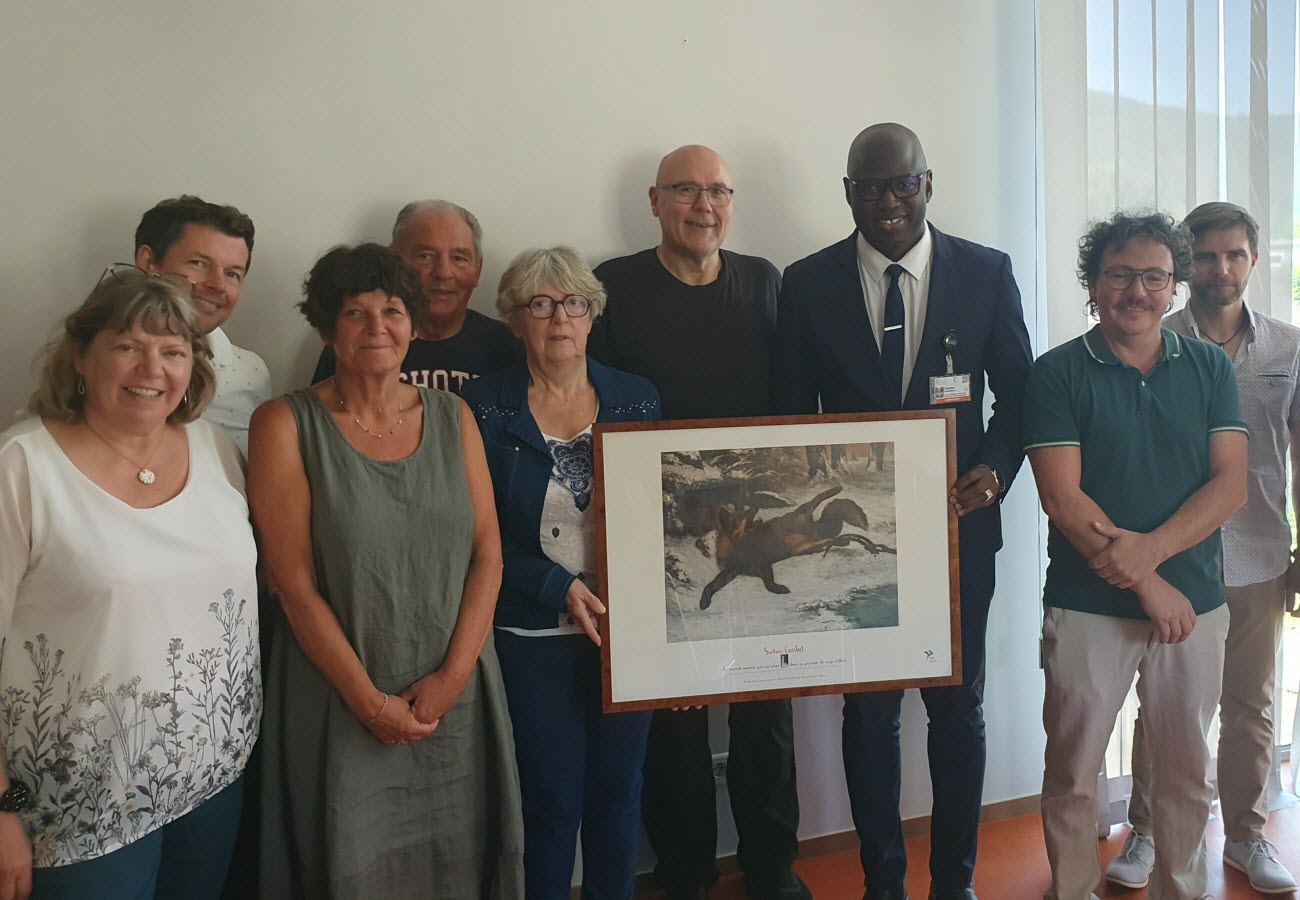 le conseil de surveillance a accepte avec plaisir ce don qui desormais sera apprecie dans la salle de reunion du centre hospitalier 1750702457