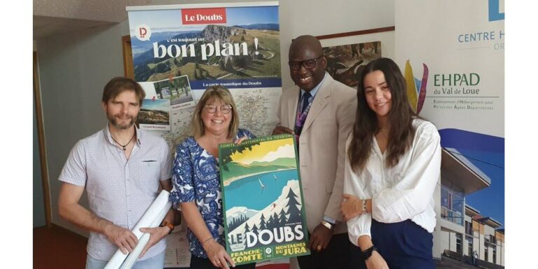 Médias thomas payel beatrix loizon aboubacar traore et marion lantier lors de la remise officielle des 80 affiches 1756058168